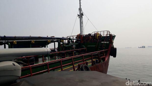 Kapal tanker yang ditangkap Bakamla di Teluk Jakarta.