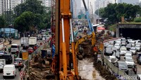 Penampakan kemacetan di Jalan MT Haryono akibat proyek LRT Jabodebek. Hasan Al Habshy/detikFoto.