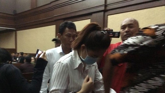 Jadi Saksi Patrialis Akbar, Anggita Tinggalkan Ruang Pakai Masker