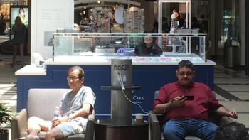 Tanyakan pada suami atau kekasih, apa salah satu kegiatan paling membosankan? Barangkali adalah menunggu pasangan belanja. Foto: Instagram