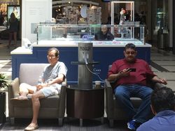 Lucu, Wajah Putus Asa Para Pria di Tempat Belanja