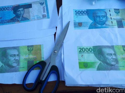 Komplotan ibu-ibu membuat upal/
