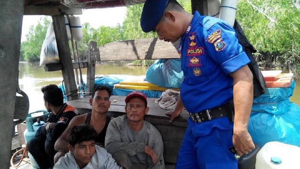 Dua anak buah kapal (ABK) dan dua orang warga yang menghalangi polisi juga diamankan.