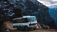 Kishtwar Road dinobatkan sebagai salah satu jalanan paling mematikan di dunia, dengan lokasi di ketinggian 3.000 mdpl. Salah satu sisinya tebing, sedangkan sisi lainnya adalah jurang sedalam ribuan meter (Himanshu Khagta/BBC)