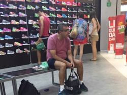 Lucu, Wajah Putus Asa Para Pria di Tempat Belanja