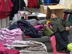 Lucu, Wajah Putus Asa Para Pria di Tempat Belanja