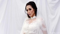 Jedar berpose bersama sang putra, El Barack yang juga mengenakan busana bernuansa putih. Pool/Noel/detikFoto