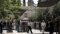 Setiap jemaah yang ingin masuk ke kompleks Masjid Al-Aqsa harus melalui alat pendeteksi logam. AFP PHOTO/AHMAD GHARABLI