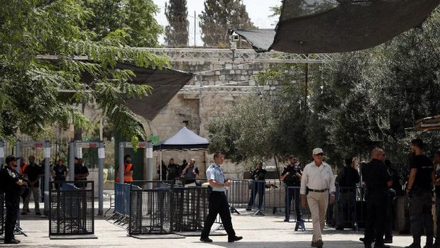 Setiap jemaah yang ingin masuk ke kompleks Masjid Al-Aqsa harus melalui alat pendeteksi logam dan melewati CCTV