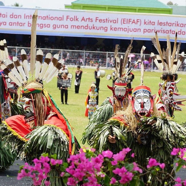 Cerita Kostum  Tari Dayak  yang Seperti Monster