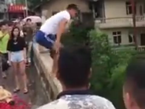 Miris Banget! Sudah Nekat Terjun ke Sungai, Lamaran Pria Ini Malah Ditolak