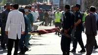 Menurut Kementerian Dalam Negeri, tiga kendaraan warga sipil dan 15 toko hancur atau rusak dalam ledakan bom itu. REUTERS/Omar Sobhani.