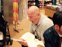 Lucu, Wajah Putus Asa Para Pria di Tempat Belanja