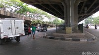 Pak ogah ada yang siap direkrut untuk urai macet, ada juga yang malu-malu dan tegas menolak (Foto: Akhmad Mustaqim/detikcom)