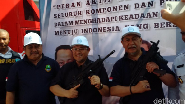 Pegang Senapan Serbu, Gubernur Aher Ajak Warga Lawan Narkoba Pegang Senapan Serbu, Gubernur Aher Ajak Warga Lawan Narkoba