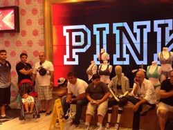 Lucu, Wajah Putus Asa Para Pria di Tempat Belanja