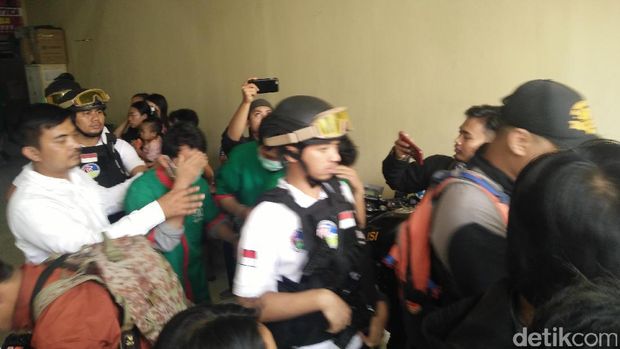 Polisi menangkap lima tersangka peredaran narkotika.