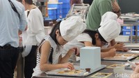 Anak-anak pun tidak mau ketinggalan untuk menghias kue yang sudah jadi. Betapa semangatnya mereka berkreasi (Baban/detikTravel)
