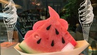 Pastry chef Dominique Ansel membuat soft serve ice cream semangka yang manis segar. Makin unik karena es krim disajikan bersama semangka utuh. (Foto: Istimewa)
