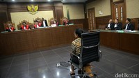 Empat poin eksepsi itu dibacakan oleh tim pengacara Miryam S Haryani di Pengadilan Tipikor, Jl Bungur Besar, Jakarta Pusat, Senin (24/7/2017). Dalam persidangan ini, Miryam S Haryani hanya mendengarkan eksepsi yang dibacakan 4 tim pengacaranya.
