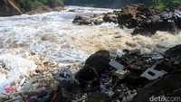 Beragam jenis sampah menumpuk di aliran sungai tersebut.