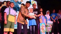 Acara yang dimulai sejak pukul 8 pagi ini dibuka oleh Direktur Utama BPJS Ketenagakerjaan, Agus Susanto, yang langsung dirangkai dengan acara peluncuran buku pelengkap kurikulum untuk siswa SD dan SMP, kemudian diakhiri dengan pemberian plakat untuk sekolah yang telah berpartisipasi. Pool/dok. BPJS Ketenagakerjaan.