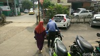 Pak Ogah juga ditemukan di sebuah minimarket. Dia biasanya meminta uang parkir kepada pelanggan yang belanja di minimarket itu. (Foto: Akhmad Mustaqim/detikcom)