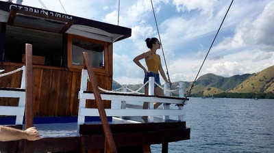 Intip Gaya Angela Gilsha Saat Nikmati Keindahan NTT Yuk!