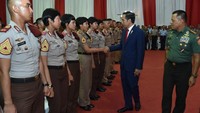 Jokowi menyalami calon perwira remaja (Capaja) akademi TNI dan Polri 2017. Pool/Puspen TNI.