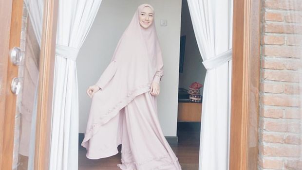 Foto: Gaya Hijab Si Cantik Indri Giana, Pesinetron yang 