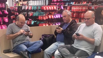 Atau memainkan ponsel untuk membunuh waktu. Foto: Instagram