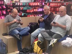 Lucu, Wajah Putus Asa Para Pria di Tempat Belanja