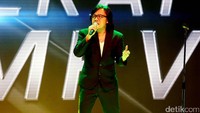 Sejurus kemudian, Ari Lasso menyanyikan berbagai hitnya seperti Penjaga Hati, Hampa, Kangen dan Rahasia Perempuan.