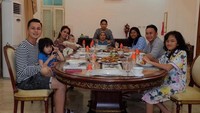 Di sana, Ussy dan Andhika menggelar acara makan bersama dengan mantan suami Ussy Sulistiawaty, Sugianto Sabran. (Foto: Dok. Instagram/ussypratama)