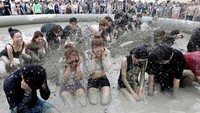 Lumpur yang dipakai dalam acara tersebut dipercaya memiliki kandungan mineral untuk pembuatan kosmetik. Foto: Chung Sung-Jun/Getty Images