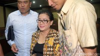 Miryam didakwa dengan ancaman pidana Pasal 22 juncto Pasal 35 ayat 1 UU Nomor 31/1999 sebagaimana diubah dengan UU Nomor 20 Tahun 2001 tentang Pemberantasan Tindak Pidana Korupsi juncto Pasal 64 ayat 1 KUHP. Ancaman maksimal dalam dakwaan itu adalah 12 tahun penjara.