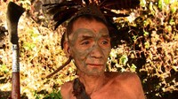 Suku ini terkenal sadis pada musuhnya. Mereka akan memotong kepala musuh sebagai bukti kemenangan. Tradisi ini juga ritual bagi anak laki-laki untuk mendapatkan tato di wajah (Neelima Vallangi/BBC)