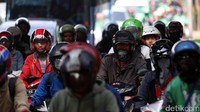 Karena jalur menyempit, lalu lintas Kuningan-Mampang macet pagi ini.