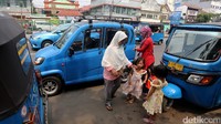 Penumpang membayar Rp 5.000 untuk sekali naik.