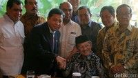 Setya Novanto mendatangi kediaman Ketua Dewan Kehormatan Partai Golkar BJ Habibie di kawasan Patra Kuningan, Jakarta Selatan, Senin (24/7/2017).