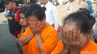 Para tersangka yakni, Siti Soleha (31) kos di Desa Pandian, Burneh, Bangkalan atau kontrak di Bulak Rukem VII Wonokusumo-Semampir, Tuni (50) warga Surtikanti, Sidotopo atau kos di Kedung Mangu Selatan Sidotopo dan Mala Herlina (49) warga Bulak Rukem, Wonokusumo.