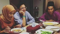 Mereka pun terlihat sangat akrab saat makan bersama. (Dok. Instagram/saufaimher27)