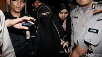 Rapat dipimpin Taufiqulhadi bersama Agun Gunandjar dan Masinton Pasaribu. Yulianis sendiri datang menggunakan busana serba hitam lengkap dengan cadar.