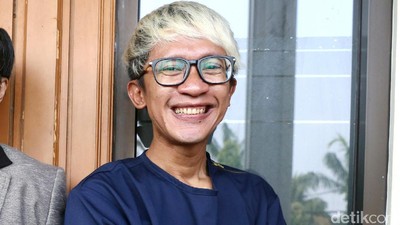 Resmi Cerai, Aming Tersenyum Lagi