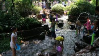 Salah satu contohnya ada di Shanghequ Rural Water Village yang terletak di dalam kompleks Kota Tua Huanglongxi, Distrik Shuangliu, Chengdu, China. Ada banyak wisatawan lokal yang menghabiskan waktu liburannya di sini (Wahyu/detikTravel)