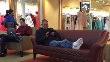 Para istri memang senang sekali kalau sudah di pusat perbelanjaan. Foto: Instagram