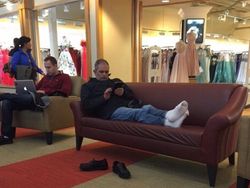 Lucu, Wajah Putus Asa Para Pria di Tempat Belanja