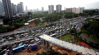 Pembangunan jalan layang di Semanggi ini nantinya akan memudahkan arus dari Cawang dan Slipi yang akan mengarah ke Sudirman dan Thamrin. Agung Pambudhy/detikFoto.