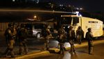 Foto: Begini Aksi Protes Warga Palestina di Luar Masjid Al-Aqsa