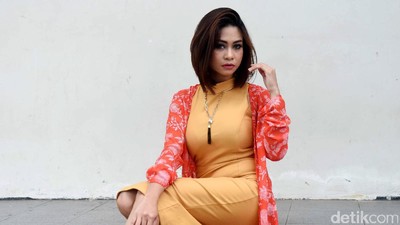 Ini Erlyn Suzan, Pedangdut Seksi yang Terciduk Bersama Pretty Asmara